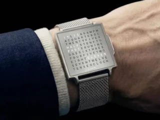 La montre QLOCKTWO W