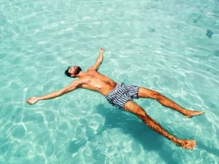 Comment prendre soin de ses cheveux et de sa barbe après la mer et la piscine
