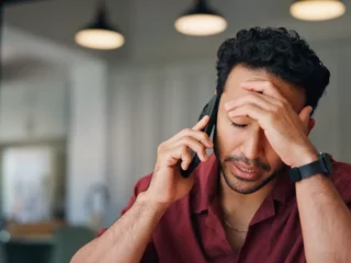 Pourquoi on crush toujours sur la personne qui met 3 jours à répondre