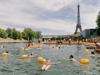 Se rafraîchir dans la Seine
