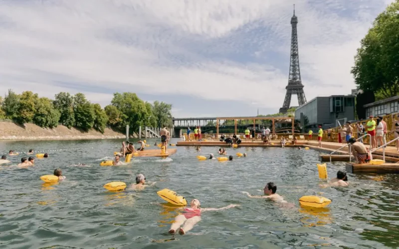 Se rafraîchir dans la Seine