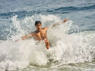 cuisses qui brûlent après la plage